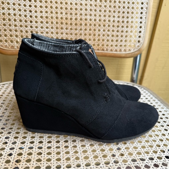 TOMS Desert Wedge Black Suede Booties size 9 - Picture 1 of 7